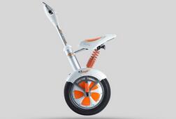 El guardabarros montado en el lateral en Airwheel S5 es una gran ayuda para proteger a S5 de agua fangosa.